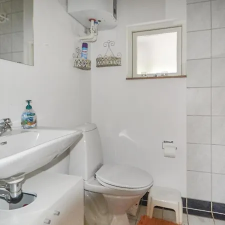 Three-bedroom Holiday In בית נופש